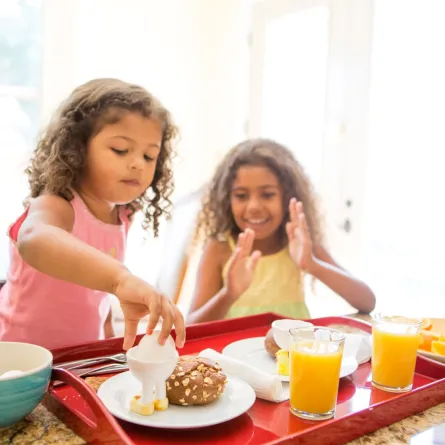 طفلتان تتناولان وجبة الإفطار
