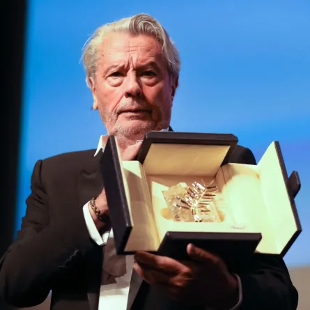 آلان ديلون يلتقط صورة مع السعفة الذهبية الفخرية خلال الدورة الثانية والسبعين لمهرجان كان السينمائي في كان، جنوب فرنسا (Alain Delon poses with the Honorary Palme d'Or during the 72nd edition of the Cannes Film Festival in Cannes, southern France). مصدر الصورة: AFP / Valery HACHE