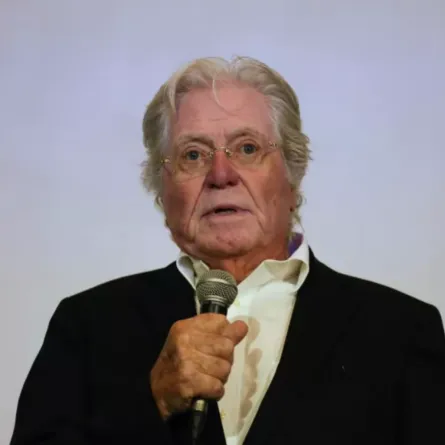 حسين فهمي ينعي الفنان الفرنسي ألان ديلون