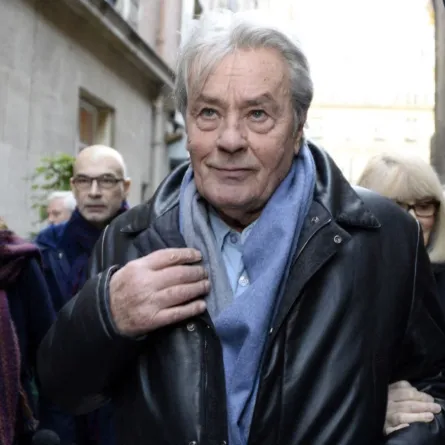 آلان ديلون في كنيسة سان روش في باريس (Alain Delon at the Saint-Roch church in Paris). مصدر الصورة: BERTRAND GUAY / AFP