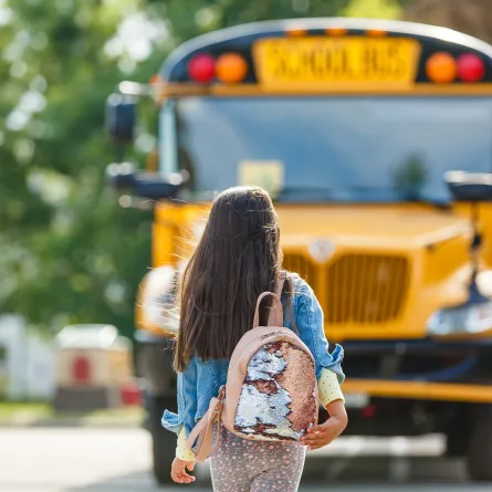 صورة لطفلة تذهب للمدرسة