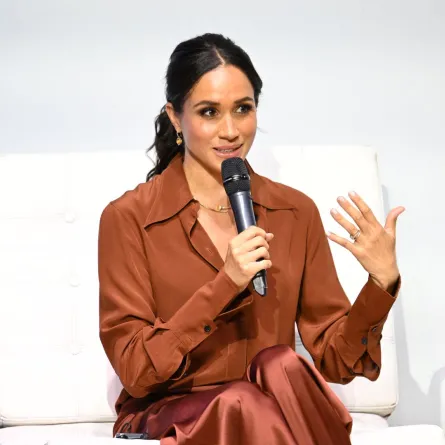 ميغان ماركل ترتدي عقداً من الذهب الأصفر من كارتييه 