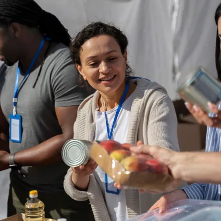 مجموعة من الشباب يقدمون مساعدات إنسانية 