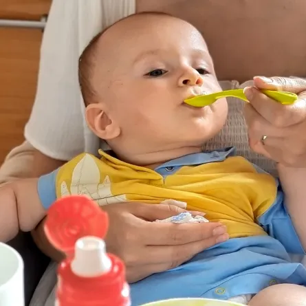 صورة لطفل يتناول الطعام الصلب