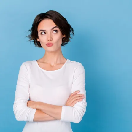 شابة جميلة ومرحة تخطط وتفكر قبل أن تقول أي شيء 