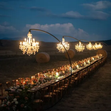 إضاءة ميزة لحفل الزفاف المنعقد في مكان مفتوح