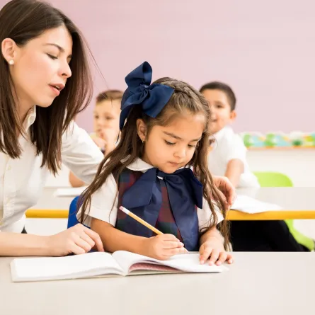 صورة لطفلة مع معلمة الفصل