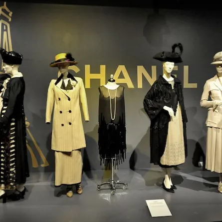 أزياء شانيل كلاسيكية بامتياز- (مصدر الصورة: CHARLEY GALLAYGETTY IMAGES NORTH AMERICAGetty Images via AFP)