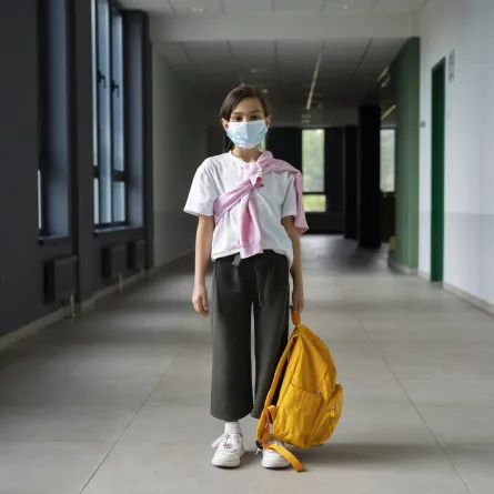 صورة لطفلة ترتدي قناعاً