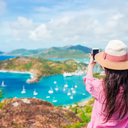 مسافرة تلتقط صورة للوجهة التي تزورها