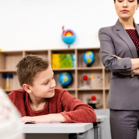 صورة المعلمة والطالب