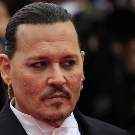 جوني ديب خلال الدورة 76 من مهرجان كان السينمائي في كان، جنوب فرنسا (Johnny Depp during the 76th edition of the Cannes Film Festival in Cannes, southern France). مصدر الصورة: Valery HACHE / AFP