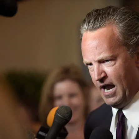 ماثيو بيري Matthew Perry في بفيرلي هيلز عام 2015 (مصدر الصورة: Jason Kempin / GETTY IMAGES NORTH AMERICA / Getty Images via AFP)