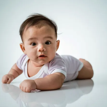 صورة لرضيع منقلب على بطنه