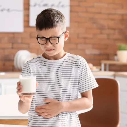 صورة لطفل يشعر بألم في المعدة