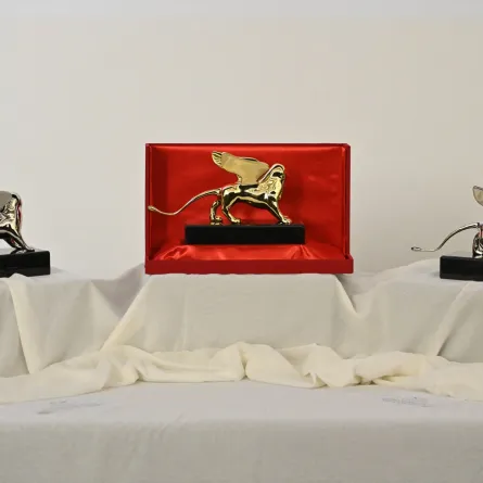 جائزة الأسد الذهبي في فينيسيا (A Golden Lion award at Venice Lido). مصدر الصورة: Alberto PIZZOLI / AFP