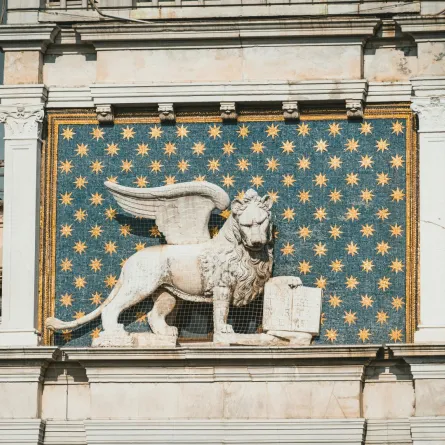 تمثال الأسد المجنح 