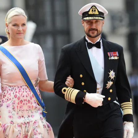 الأميرة ميت ماريت برفقة الأمير هاكون وهي ترتدي تاج الأقحوان المرصع بالألماس 