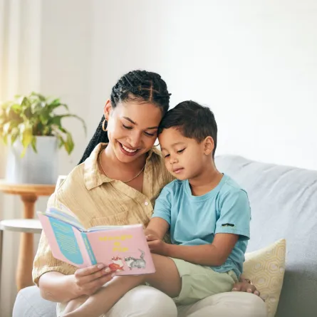 صورة أم تقرأ القصص على الطفل