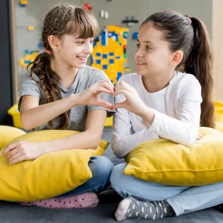 صورة لأختين