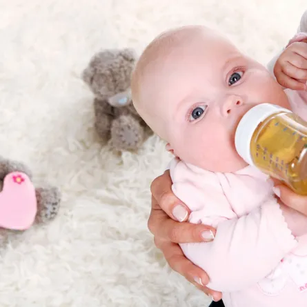 صورة لطفل يشرب البابونج