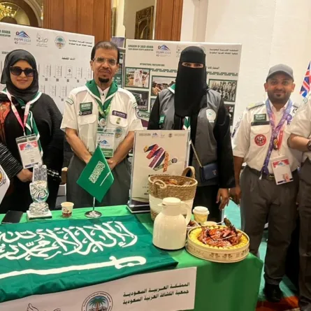 فتاتان من الوفد السعودي مع رئيس الوفد الكشفي السعودي الدكتور عبدالرحمن المديرس