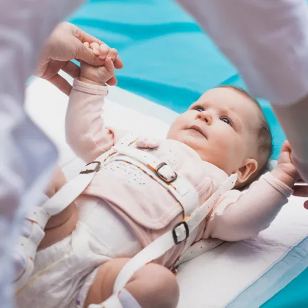 صورة لطبيبة تفحص طفل