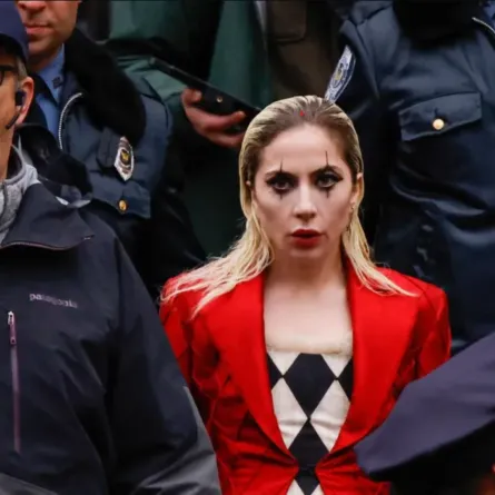 ليدي غاغا خلال تصوير فيلم جوكر: الجنون المزدوج في نيويورك (Lady Gaga during the filming of the movie "Joker: Folie à Deux" in New York). مصدر الصورة: KENA BETANCUR / AFP