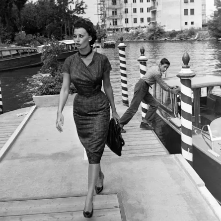 صوفيا لورين في مهرجان فينيسيا السينمائي عام 1958 (مصدر الصورة Photo by Mirrorpix/Getty Images)