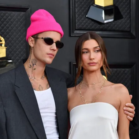 جاستن بيبر وهايلي بيبر في MGM Grand Garden Arena في لاس فيغاس (Justin Bieber and Hailey Bieber at the MGM Grand Garden Arena in Las Vegas). مصدر الصورة: ANGELA WEISS / AFP