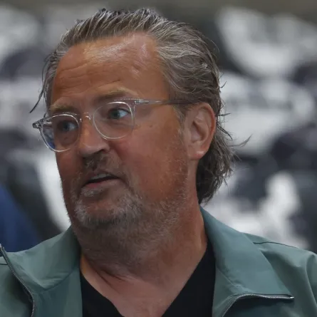 ماثيو بيري في Crypto.com Arena في لوس أنجلوس، كاليفورنيا (Matthew Perry at Crypto.com Arena in Los Angeles, California). مصدر الصورة: Ronald Martinez/Getty Images/AFP