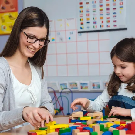 صورة لأم تلعب مع طفلتها