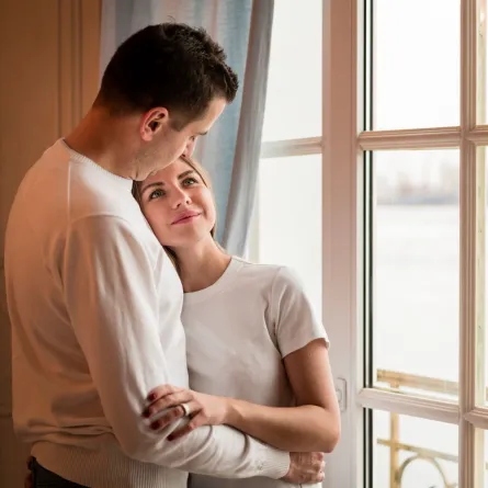 زوجان رومانسيان سعيدان