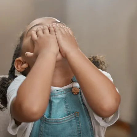 صورة طفلة تشعر بالخوف