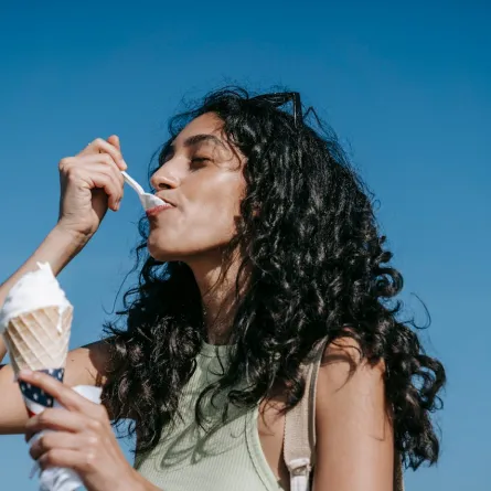 امرأة تتناول الآيس كريم