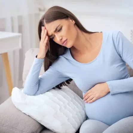 صورة لحامل تعاني من متاعب الحمل