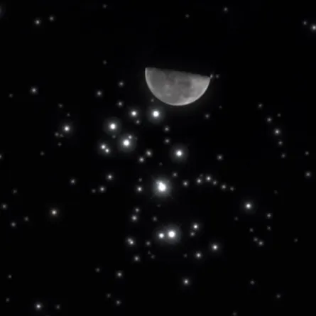 فلكية جدة: اقتران القمر مع الشقيقات السبع فجر الغد