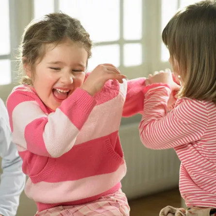 صورة طفلتين تتشاجران