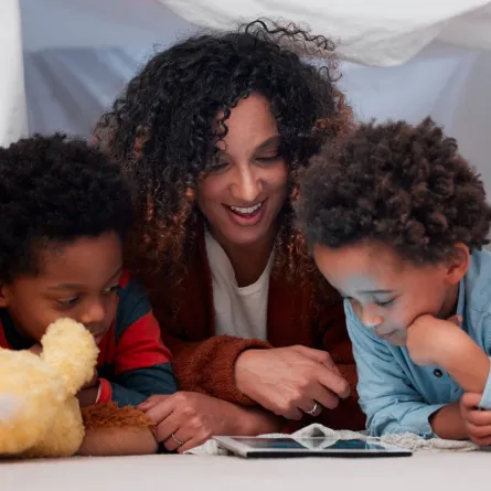 صورة أم تقرأ القصص