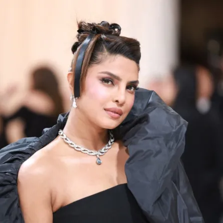بريانكا تشوبرا في متحف متروبوليتان للفنون في مدينة نيويورك (Priyanka Chopra at The Metropolitan Museum of Art in New York City). مصدر الصورة: Theo Wargo/Getty Images for Karl Lagerfeld/AFP