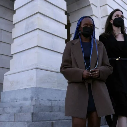 أنجلينا جولي وابنتها زهارا  Angelina Jolie with her daughter Zahara في واشنطن عام 2022 (مصدر الصورة:  ALEX WONG / GETTY IMAGES NORTH AMERICA / Getty Images via AFP)