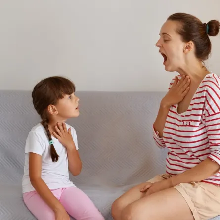 صورة لطفلة ومعلمتها