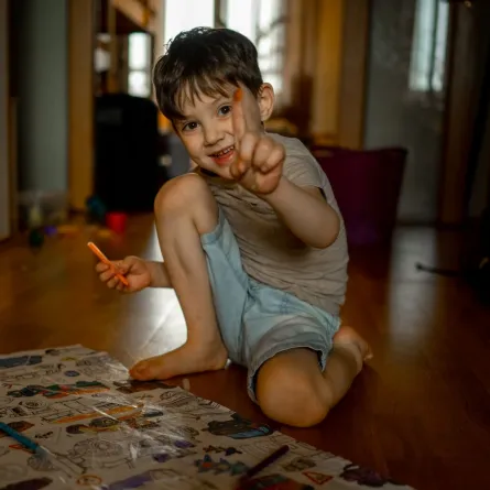 صورة طفل مصاب بالتوحد