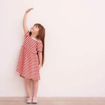 صورة تعبر عن قصر قامة الطفل