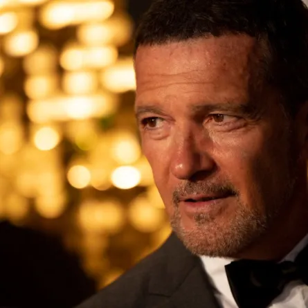 أنطونيو بانديراس في حفل ستارلايت في ماربيا (Antonio Banderas at the Starlite gala, in Marbella). مصدر الصورة: JORGE GUERRERO / AFP