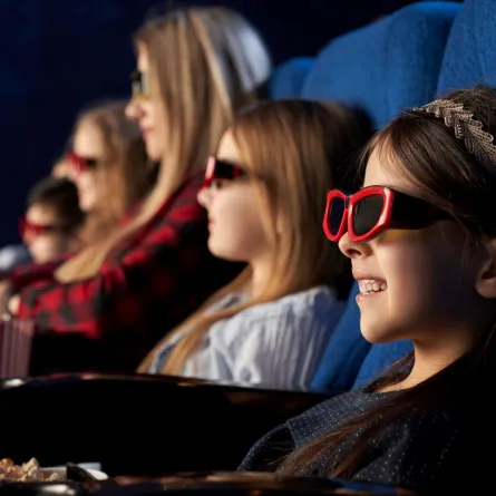  أطفال يتابعون الفيلم