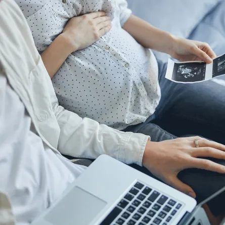 صورة لامرأة حامل تحمل صورة سونار