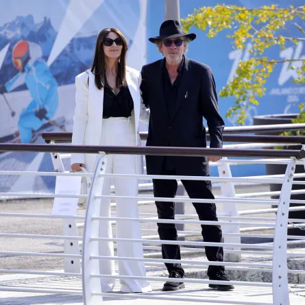 مونيكا بيلوتشي Monica Belluci  والمخرج تيم بيرتون Tim Burton يصلان إلى مهرجان فينيسيا السينمائي 81 (مصدر الصورة Jacopo Raule/GC Images)