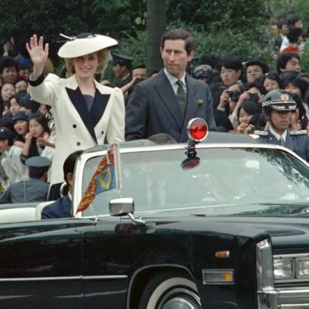 الأميرة ديانا، أميرة ويلز، والأمير تشارلز في شوارع طوكيو (Diana, Princess of Wales and Prince Charles of Wales in the streets of Tokyo). مصدر الصورة: Yoshikazu MIKAMI / AFP