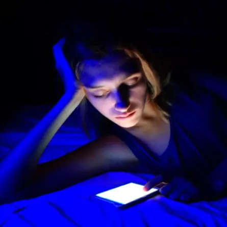 دراسة جديدة تشكك في تأثير الضوء الأزرق على النوم